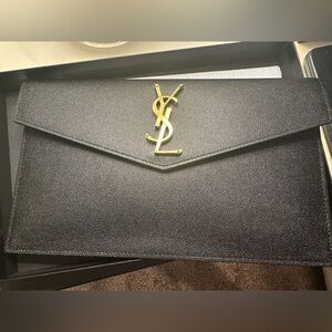 YSL MEDIUM POUCH 
GRAIN DE POUDRE ROYA
 NERO